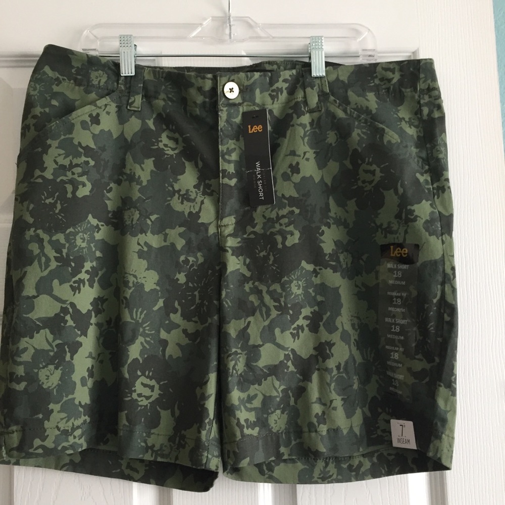 NWT Lee Mid Rise Regular Fit Walking Short Sz 18